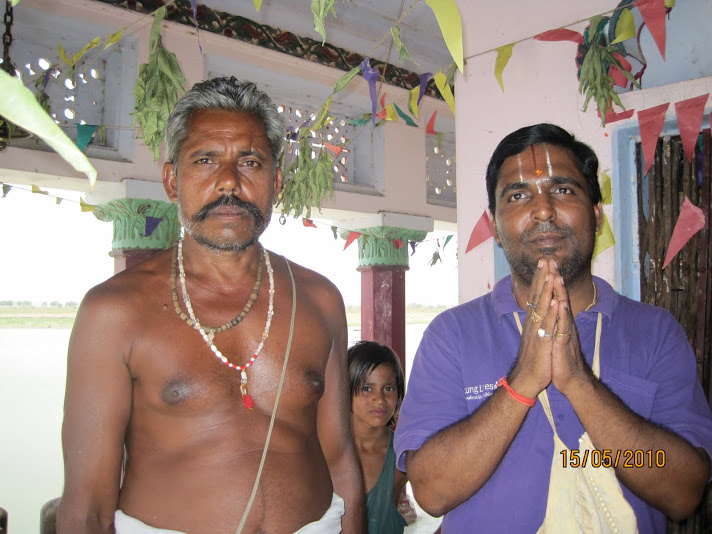 with+temple+priest+at+Srungaberipur