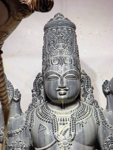 lord_balaji_receiving-abhisheka